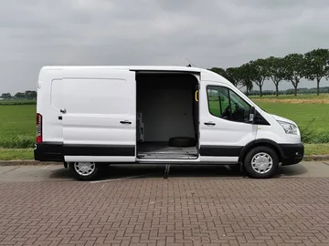 Превозник Комби Ford Transit у Antwerpen Белгија
